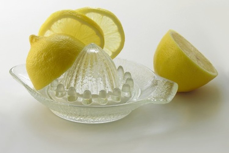 El jugo de limón contiene ácido ascórbico, un aclarador natural de la piel.