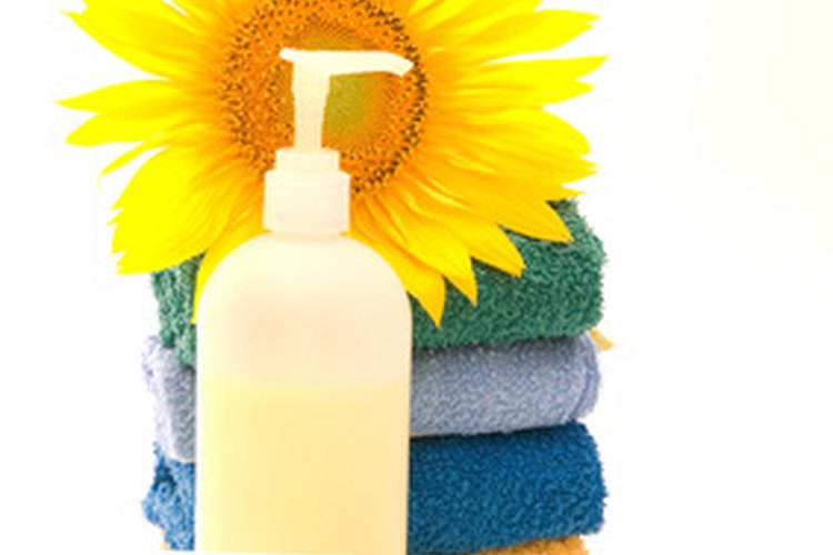 Usa tus aceites esenciales favoritos para hacer un gel en casa.
