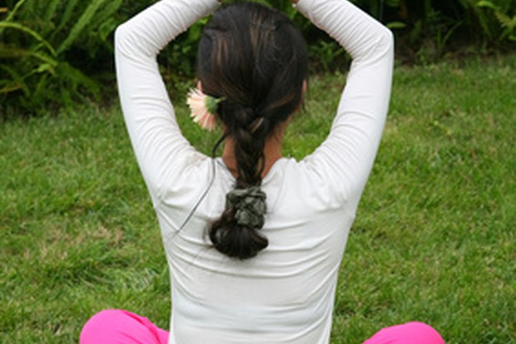 Hay muchas posturas de yoga que pueden aliviar el dolor en la espalda baja.