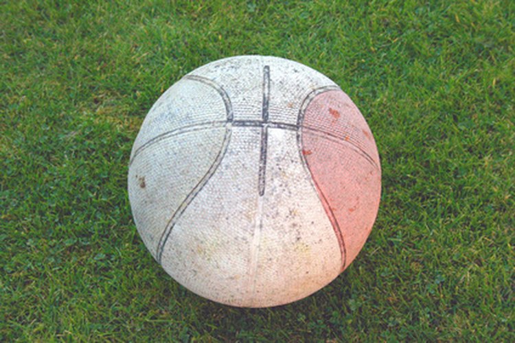 Una vieja pelota de basketball puede transformarse en un equipo para ejercicio.