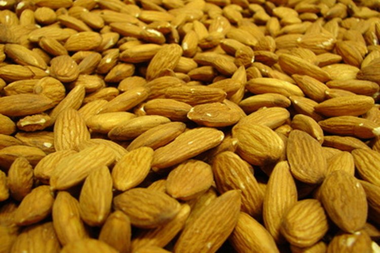 El aceite de almendras se recomienda para tratar naturalmente el acné.