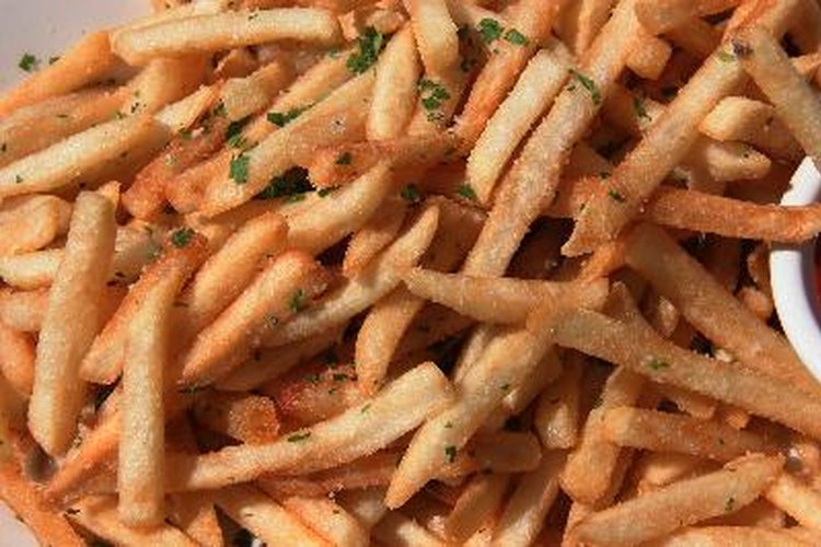 Las patatas fritas y otros alimentos similares pueden empeorar los síntomas de la úlcera gástrica.