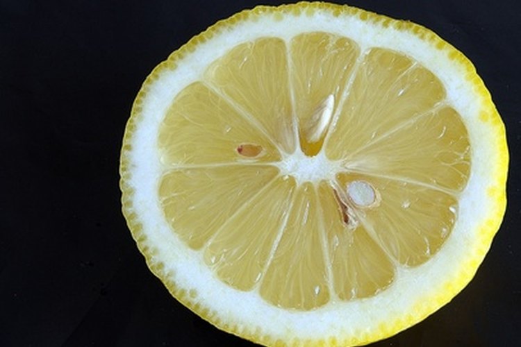 El consumo frecuente de alimentos ácidos, como los limones, puede alterar tu pH.
