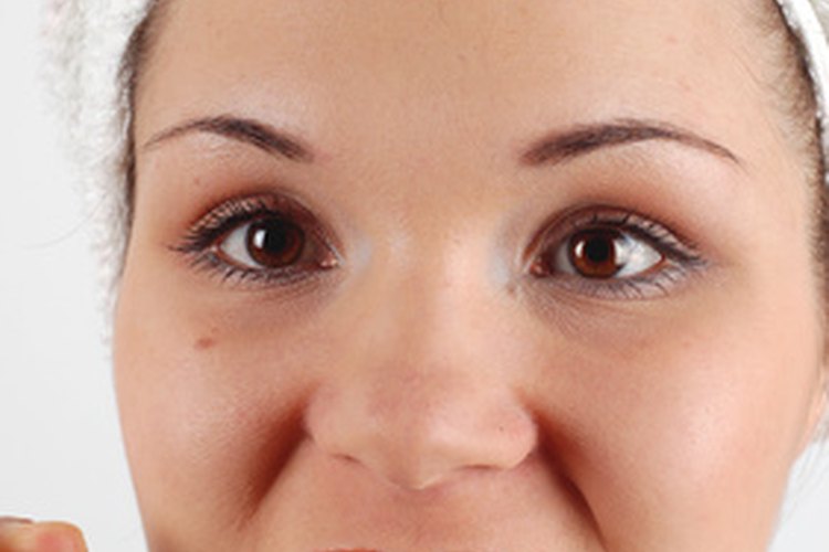 Cepillarse los dientes con bicarbonato de sodio y peróxido de hidrógeno puede remover las manchas de café.
