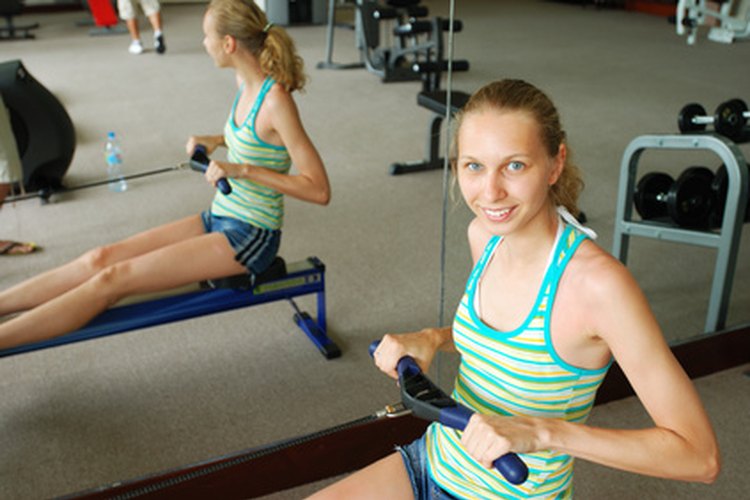 Usa las máquinas de entrenamiento para tonificar tu cuerpo.