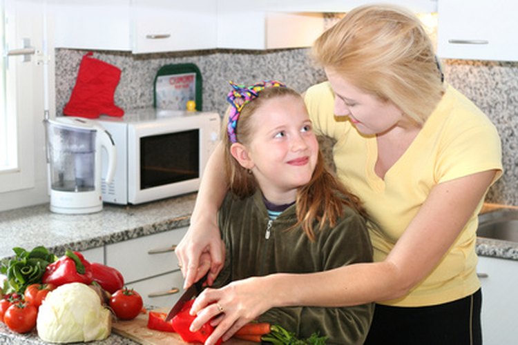 Puedes involucrar a tu familia en la preparación de la comida saludable.