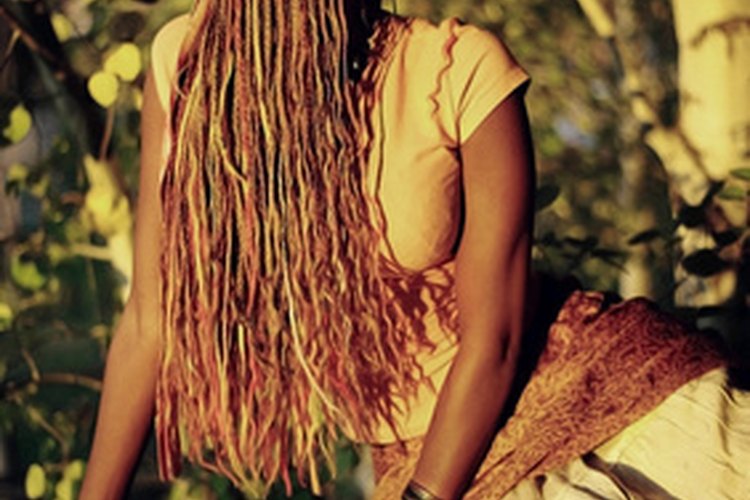 Uno de los pasos para hacer crecer el cabello negro incluye hacer una dieta saludable.