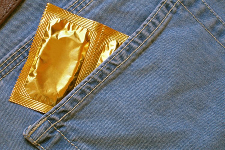 Prevenir el contagio del herpes durante el acto sexual requiere el uso de un condón.