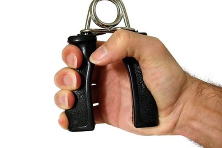 Los ejercicios isométricos de agarre manual incluyen el uso de una pinza de mano y una moneda.
