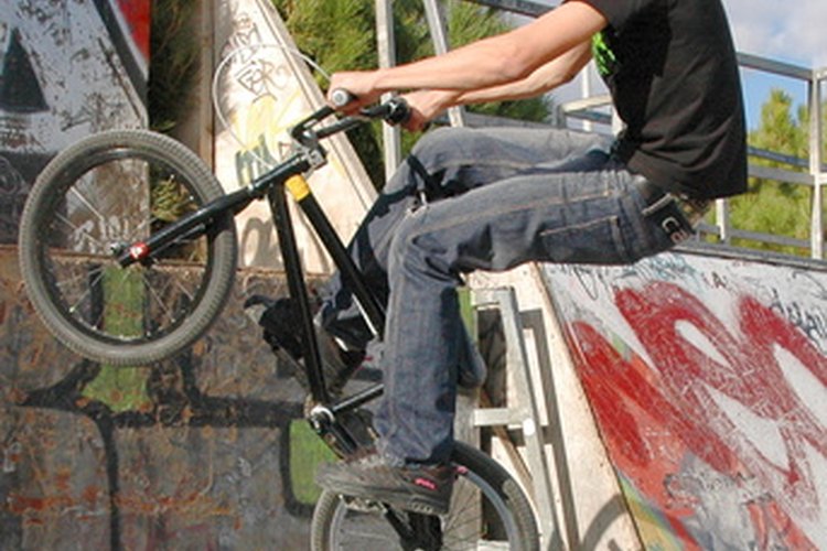 Los trucos de BMX varían en dificultad desde principiantes a profesionales.