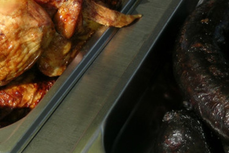 El pollo asado puede ser hallado con muchos condimentos distintos.