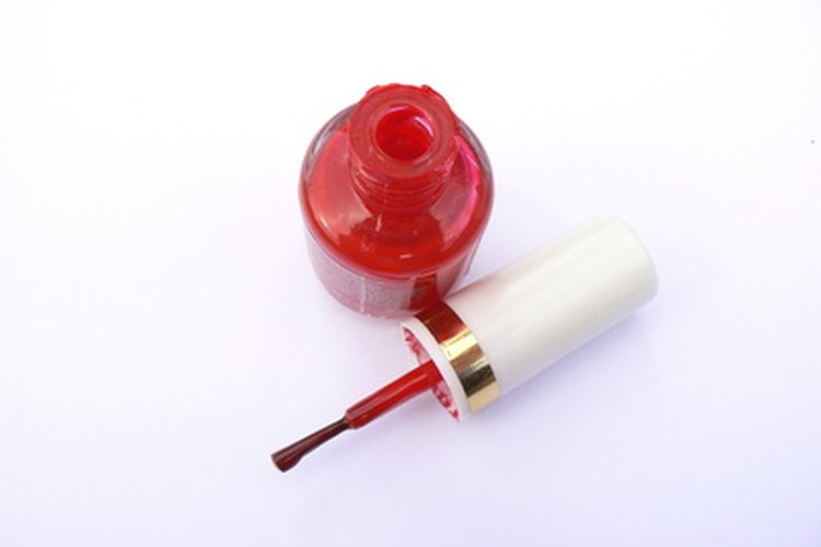 Deshazte de los insectos rojos en tu cuerpo con unos cuantos remedios, incluyendo el barniz de uñas.