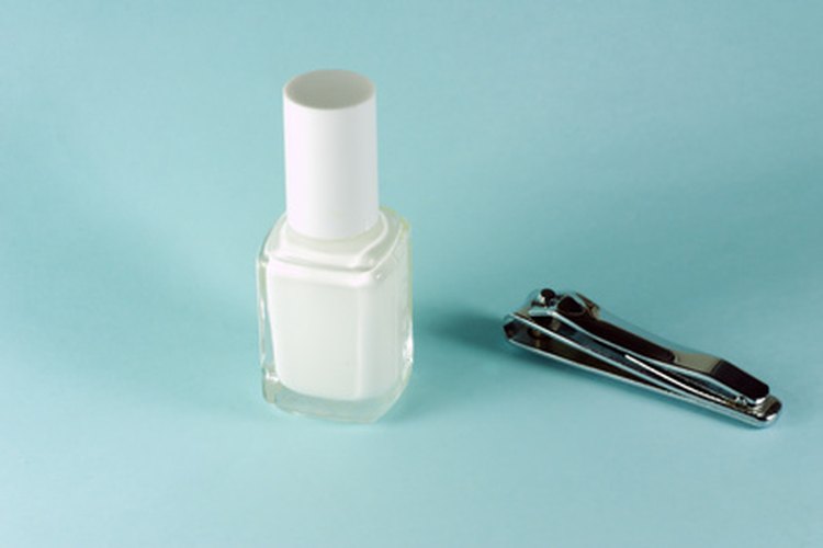 Utiliza el esmalte de uñas en lugar de tijeras en las zonas sensibles.