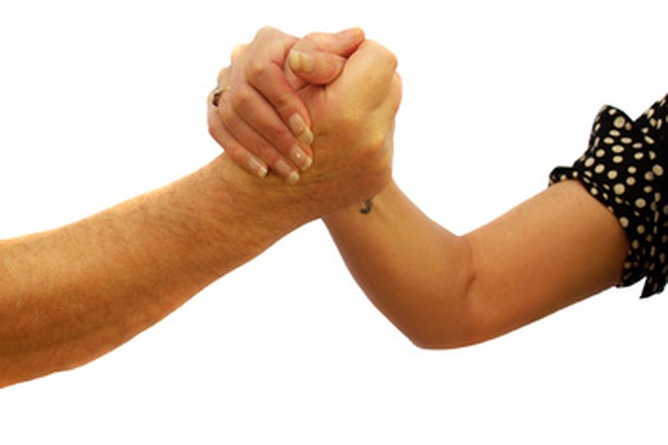 En ocasiones la escoliosis puede estar acompañada de dolor en los músculos del brazo.
