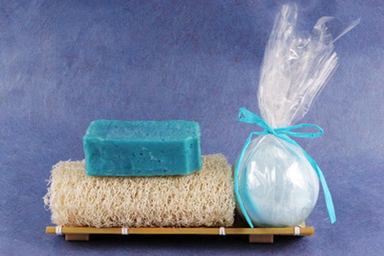 Utiliza una crema exfoliante y una esponja para tallar el área de bikini.