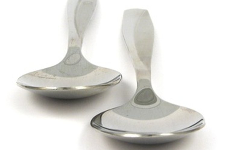 Reduce la hinchazón en tus ojos con cucharas frías.