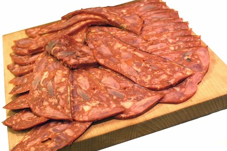 Una dieta rica en carnes grasas eleva el colesterol en sangre.