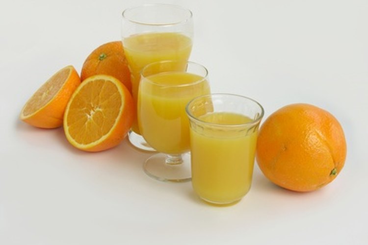 Comienza la desintoxicación con una dieta líquida compuesta por agua y jugos de fruta.