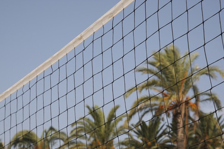 La altura de la red es la misma para el voleibol de salón y de playa.