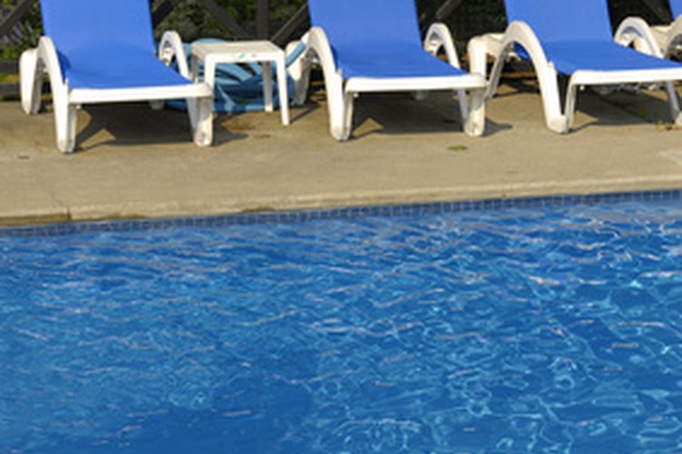 Las piscinas públicas son un lugar donde muchas personas contraen las verrugas plantares.