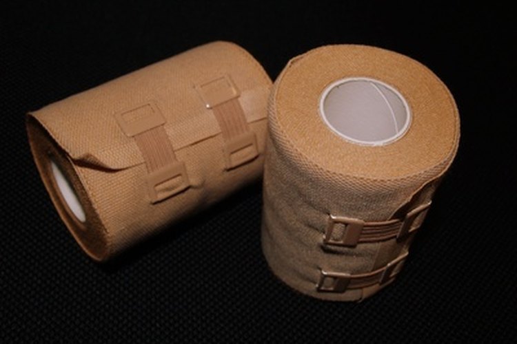 En el tratamiento de la dermatitis por estasis se usan vendajes para proteger y mantener limpia el área afectada.