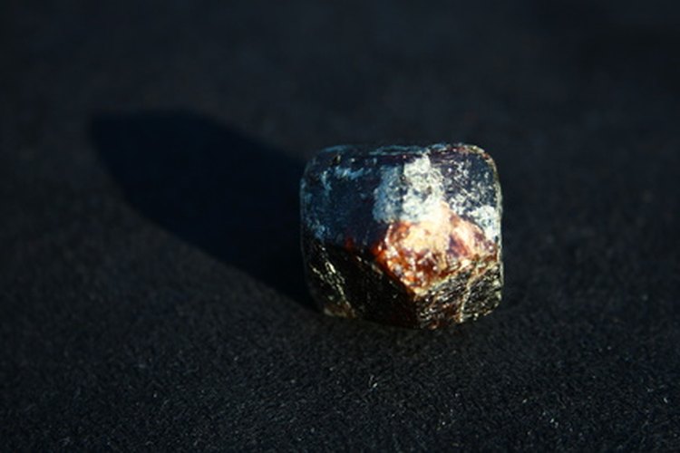 Usa una piedra granate para limpiar el chakra raíz.