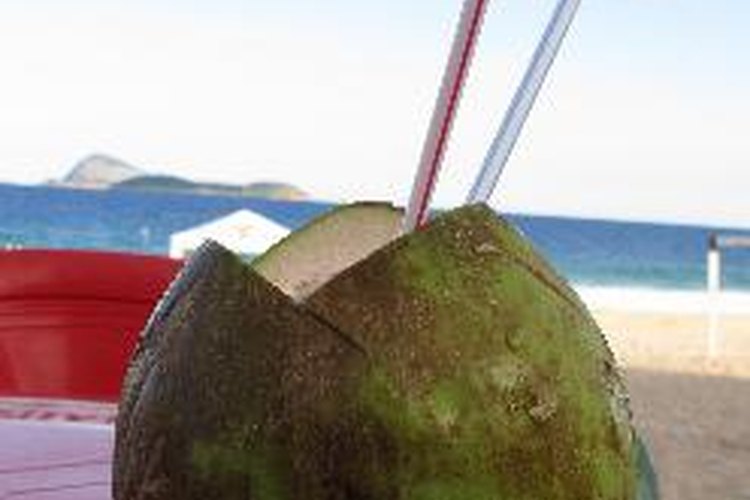 Es posible tomar el agua directamente de un coco verde y tierno.