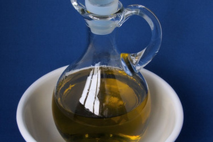 El aceite de oliva es un tratamiento común para el cabello negro.