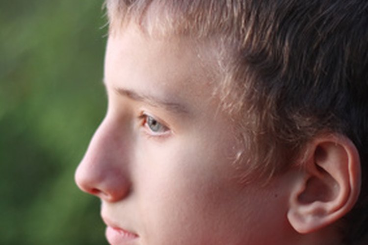 La pérdida de cabello puede presentarse en adolescentes.