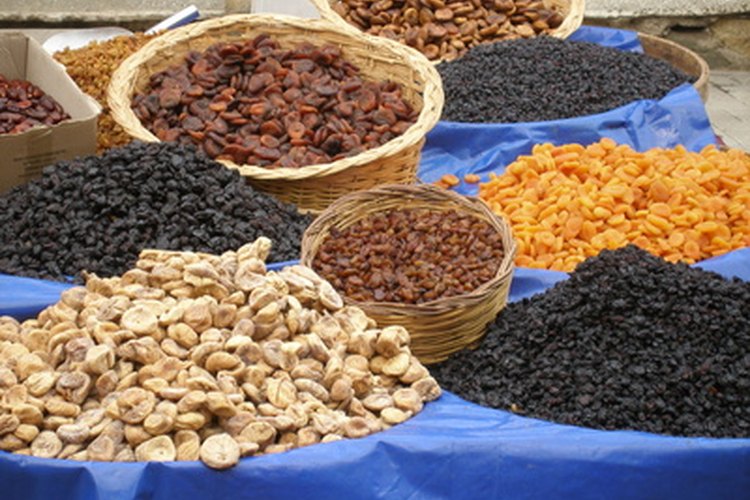 Los alimentos con alto contenido de fibra, como los frutos secos, pueden ayudar a prevenir las hemorroides.