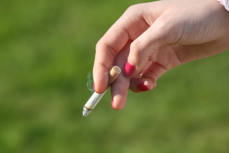 Deja de fumar al usar una variedad de remedios caseros naturales y cambios en el estilo de vida.