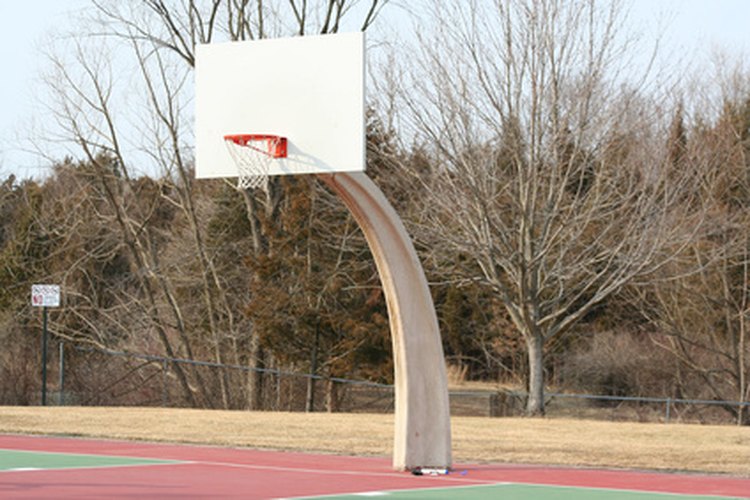 Una red de cadenas es mejor para las canchas de baloncesto al aire libre.