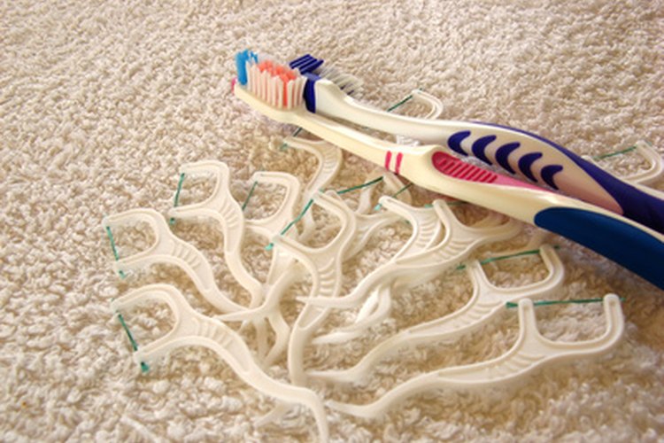 Cepillarse los dientes y usar hilo dental previene una de las causas del dolor palpitante de muelas.