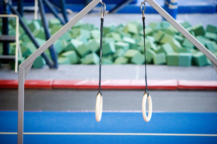 Los aros gimnásticos te ayudan a trabajar la parte superior de tu cuerpo.