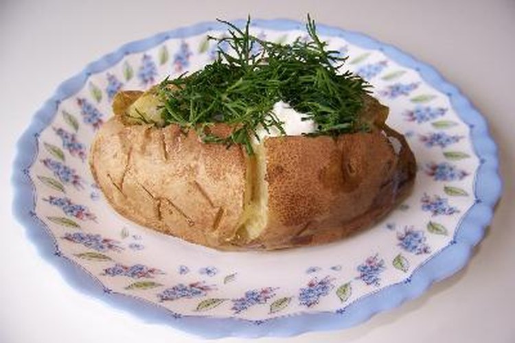 La nata añade más calorías y grasas saturadas a una papa al horno.