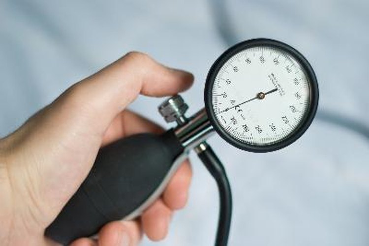 En una cámara hiperbárica, las personas se someten a altas presiones de oxígeno puro.