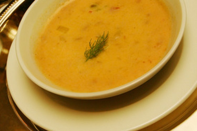 La sopa de puerros y papa puede ser un alimento o un aperitivo muy saludable.