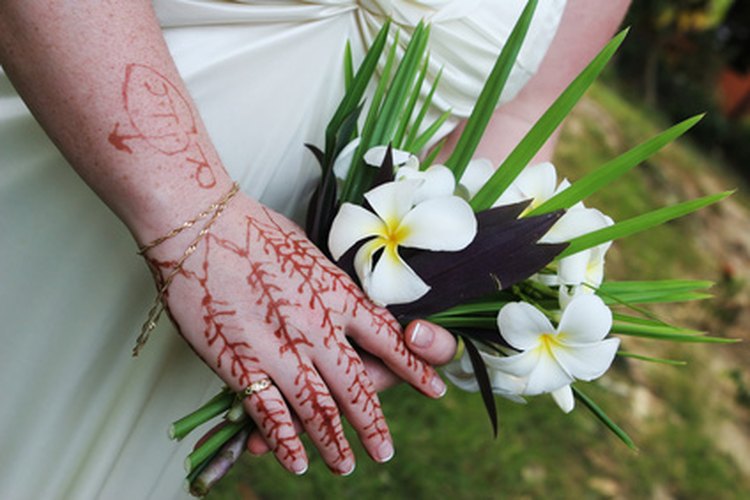 Los aceites de la henna también son usados para tatuar la piel temporalmente.