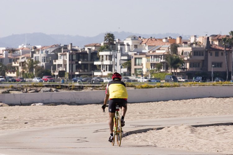 Los rodillos de entrenamiento convierten tu bicicleta en un aparato de ejercicio.