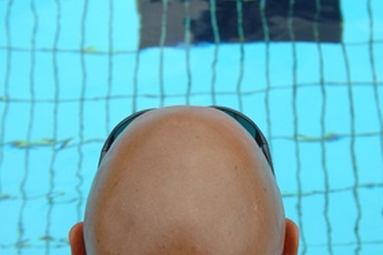 Hacer ejercicio en la piscina ayuda a las personas de la tercera edad a trabajar con bajo impacto.