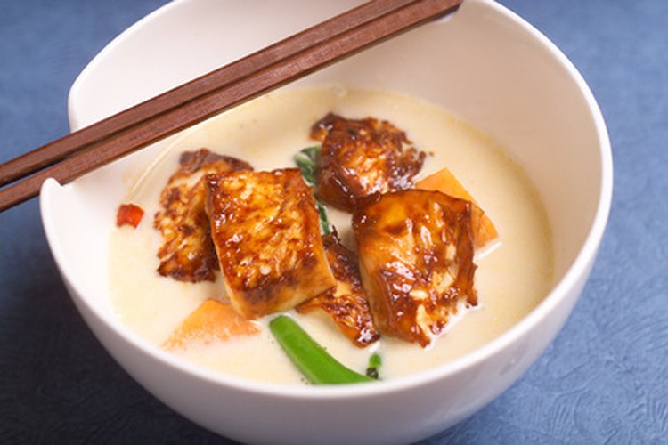 El tofu es una proteína vegetal baja en grasas que puede ayudarte a detener los antojos de dulces.