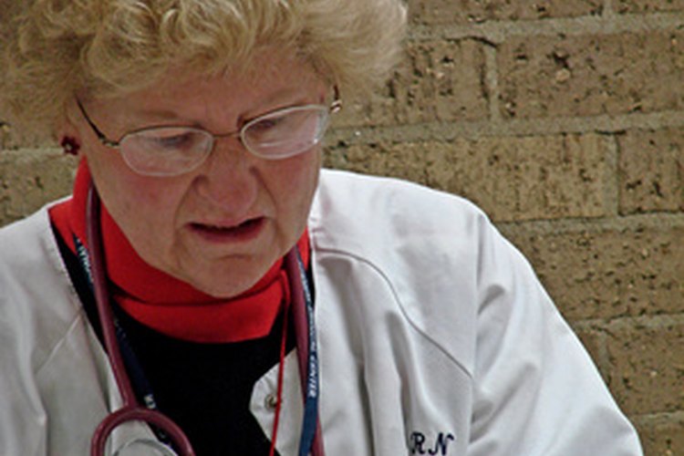 Las enfermeras suelen atender a los pacientes con gastroenteritis.