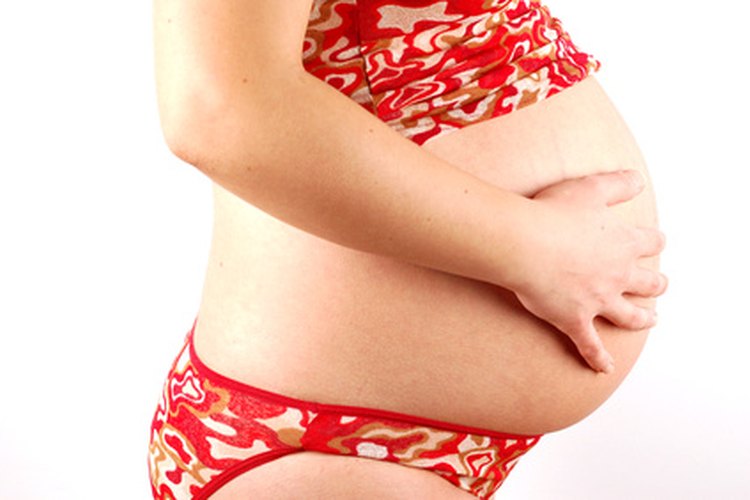 Los ejercicios abdominales simples pueden ayudar a que tu vientre recupere la talla previa al embarazo.