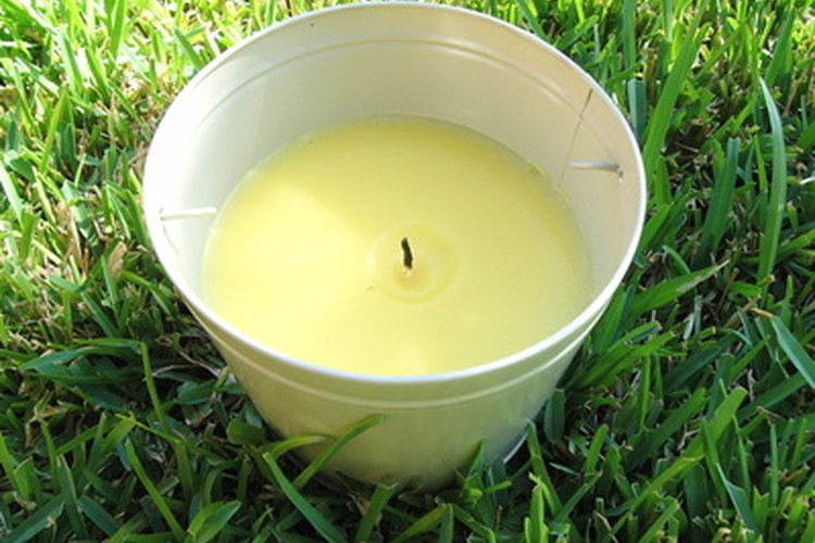 El aceite de citronela es un ingrediente común en velas repelentes de insectos.