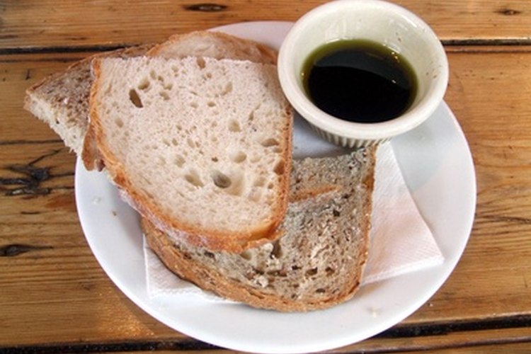 El vinagre balsámico se puede servir con verduras, panes o en ensalada.