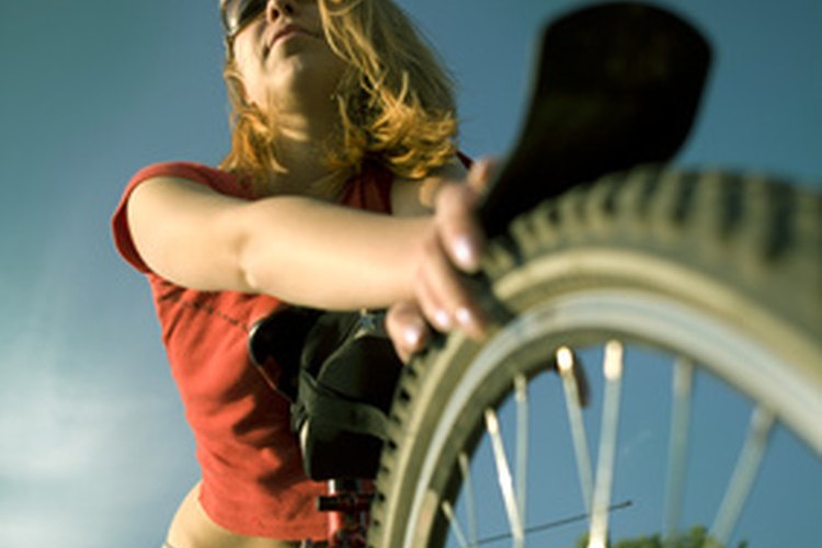 Montar en bicicleta puede ser divertido y útil para quemar esas calorías adicionales.