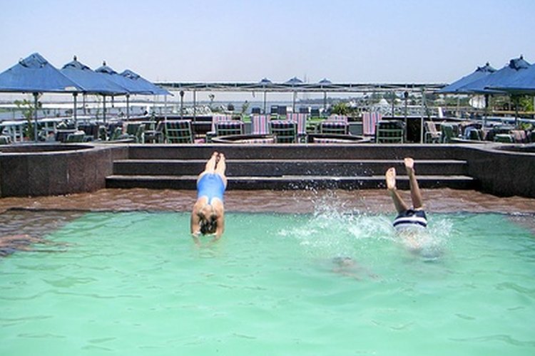 Toma una ducha antes de entrar a una piscina.