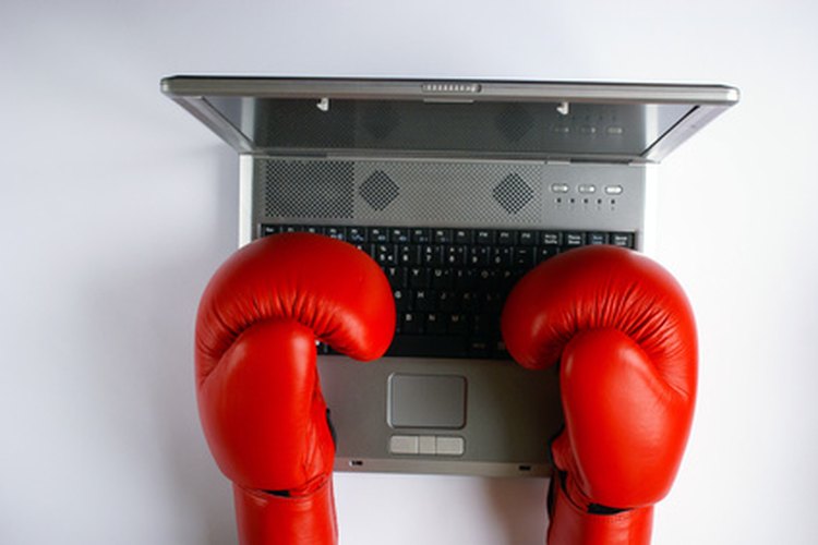 Con las técnicas de entrenamiento adecuado, prácticamente cualquier persona puede aprender los fundamentos de boxeo en casa.