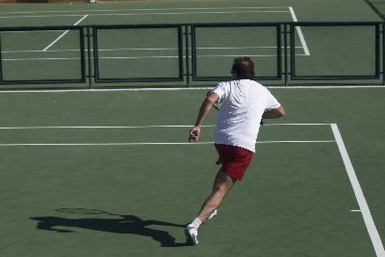 Los dolores de rodilla son comunes al jugar tenis.