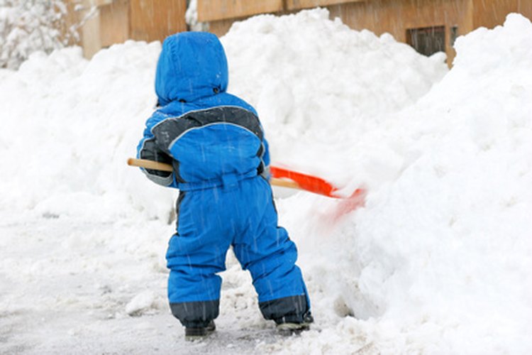 Quitar la nieve con una pala es una de las mejores actividades en el exterior para perder peso.